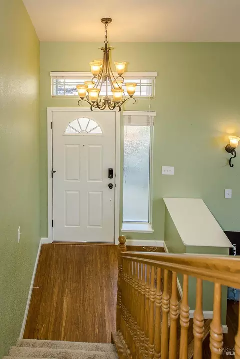 Entry Way - 1550 Mccormack Ct, Dixon, CA 95620 photo 2 of 5