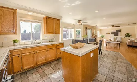 Kitchen - 1550 Mccormack Ct, Dixon, CA 95620 photo 2 of 5