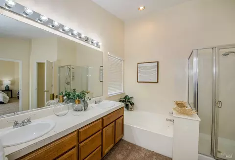 Bath - 1550 Mccormack Ct, Dixon, CA 95620 photo 5 of 10