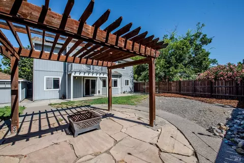 Exterior - 1550 Mccormack Ct, Dixon, CA 95620 photo 14 of 22