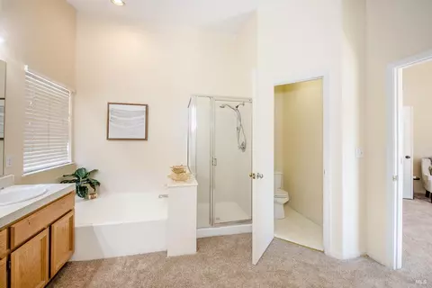 Bath - 1550 Mccormack Ct, Dixon, CA 95620 photo 4 of 10