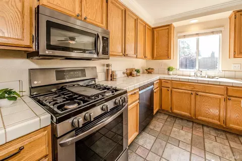 Kitchen - 1550 Mccormack Ct, Dixon, CA 95620 photo 3 of 5