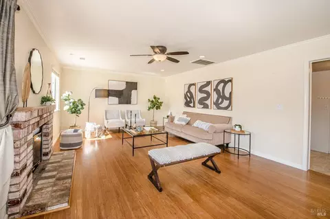 Living - 1550 Mccormack Ct, Dixon, CA 95620 photo 7 of 8
