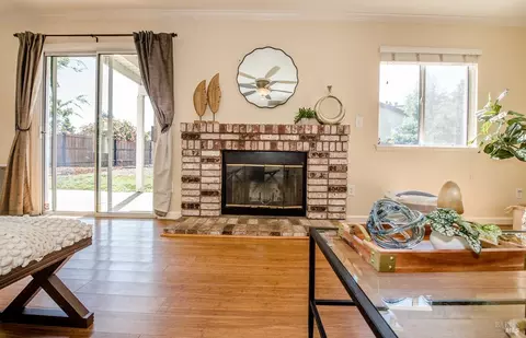 Living - 1550 Mccormack Ct, Dixon, CA 95620 photo 5 of 8
