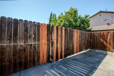 Exterior - 1550 Mccormack Ct, Dixon, CA 95620 photo 8 of 22