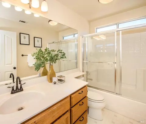 Bath - 1550 Mccormack Ct, Dixon, CA 95620 photo 8 of 10