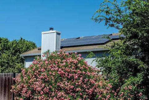 Exterior - 1550 Mccormack Ct, Dixon, CA 95620 photo 6 of 22