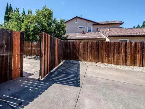 Exterior - 1550 Mccormack Ct, Dixon, CA 95620 photo 5 of 22