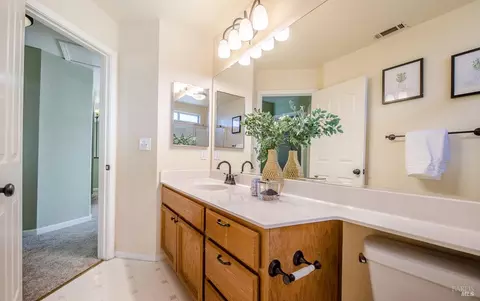 Bath - 1550 Mccormack Ct, Dixon, CA 95620 photo 9 of 10