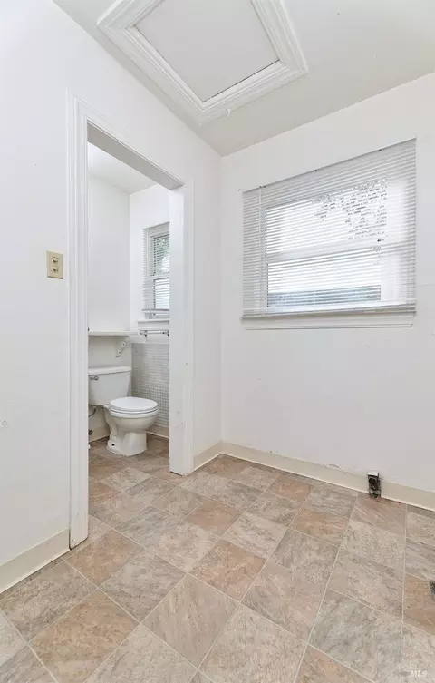 Bath - 501 Wallace Ave, Vallejo, CA 94590 photo 2 of 3