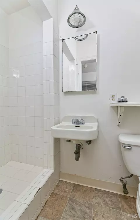 Bath - 501 Wallace Ave, Vallejo, CA 94590 photo 3 of 3
