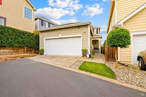 1069 Warren Dr, Petaluma, CA 94952 photo 1