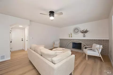 Living - 150 Wayne Ct, Vacaville, CA 95687 photo 11 of 14
