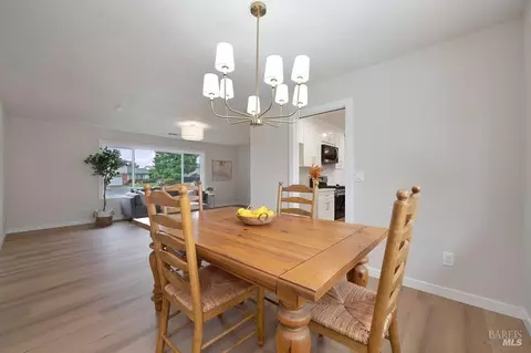 Dining - 150 Wayne Ct, Vacaville, CA 95687 photo 4 of 5