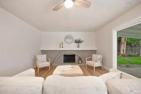 Living - 150 Wayne Ct, Vacaville, CA 95687 photo 10 of 14