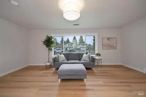 Living - 150 Wayne Ct, Vacaville, CA 95687 photo 4 of 14