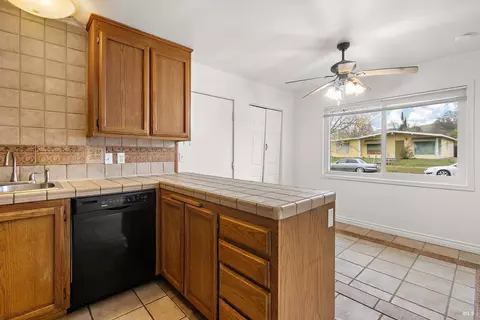 221 Circle Dr, Vacaville, CA 95688 photo 8
