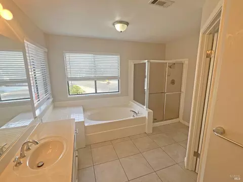 Bath - 2770 Bay Tree Dr, Fairfield, CA 94533 photo 2 of 8