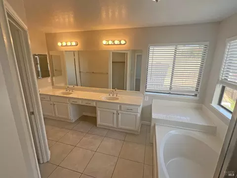 Bath - 2770 Bay Tree Dr, Fairfield, CA 94533 photo 4 of 8