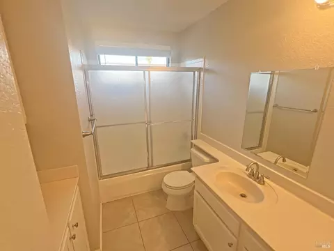 Bath - 2770 Bay Tree Dr, Fairfield, CA 94533 photo 7 of 8
