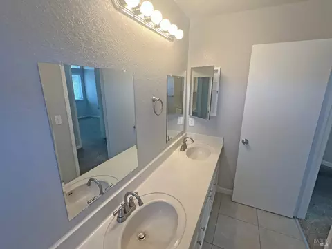 Bath - 2770 Bay Tree Dr, Fairfield, CA 94533 photo 6 of 8