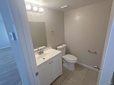 Bath - 2770 Bay Tree Dr, Fairfield, CA 94533 photo 1 of 8