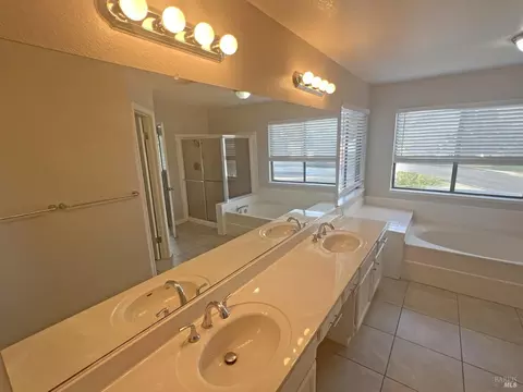Bath - 2770 Bay Tree Dr, Fairfield, CA 94533 photo 3 of 8