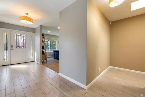 Entry Way - 436 Temple Way, Vallejo, CA 94591 photo 7 of 17