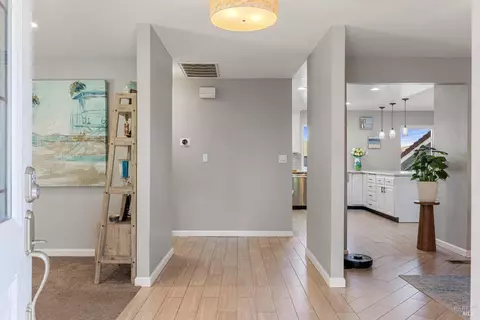Entry Way - 436 Temple Way, Vallejo, CA 94591 photo 9 of 17