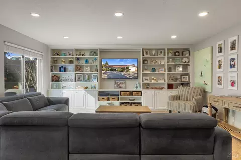 Living - 436 Temple Way, Vallejo, CA 94591 photo 3 of 3