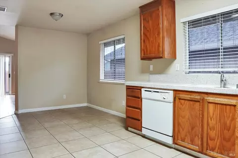 342 Zachary Dr, Vacaville, CA 95687 photo 4