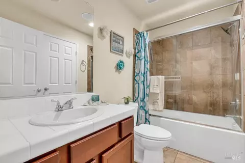 Bath - 1456 Couples Cir, Fairfield, CA 94533 photo 3 of 3