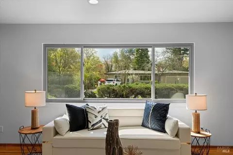 Living - 193 Jensen Ln, Windsor, CA 95492 photo 4 of 6