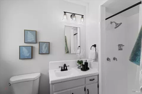 Bath - 193 Jensen Ln, Windsor, CA 95492 photo 2 of 4