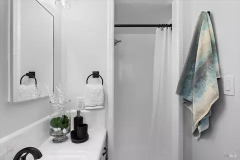Bath - 193 Jensen Ln, Windsor, CA 95492 photo 1 of 4