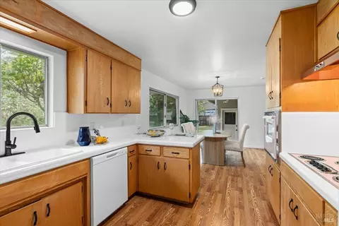 Kitchen - 193 Jensen Ln, Windsor, CA 95492 photo 5 of 8