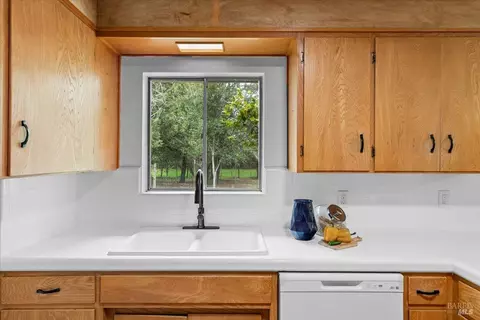 Kitchen - 193 Jensen Ln, Windsor, CA 95492 photo 4 of 8