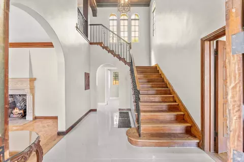 Entry Way - 290 E B St, Dixon, CA 95620 photo 5 of 10