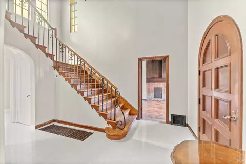 Entry Way - 290 E B St, Dixon, CA 95620 photo 4 of 10