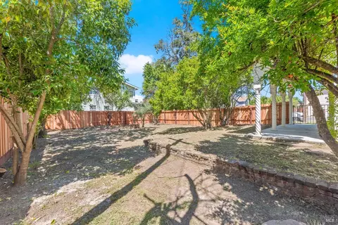 Exterior - 290 E B St, Dixon, CA 95620 photo 11 of 16