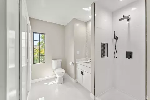 Bath - 290 E B St, Dixon, CA 95620 photo 7 of 8