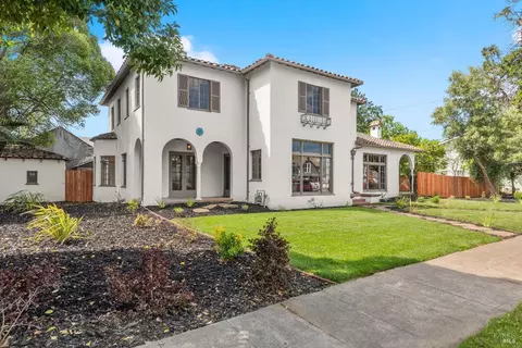 Exterior - 290 E B St, Dixon, CA 95620 photo 5 of 16