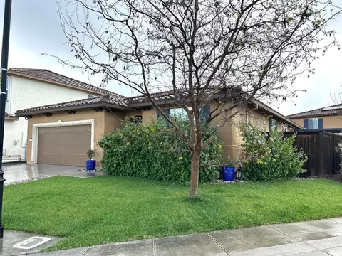 635 W Cherry St, Dixon, CA 95620 photo 2