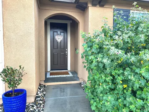 635 W Cherry St, Dixon, CA 95620 photo 3