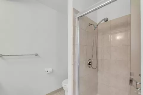 Bath - 236 Evelyn Cir, Vallejo, CA 94589 photo 3 of 4