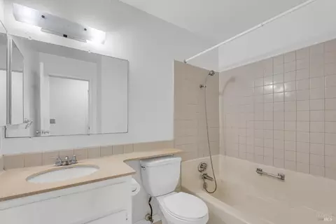 Bath - 236 Evelyn Cir, Vallejo, CA 94589 photo 4 of 4
