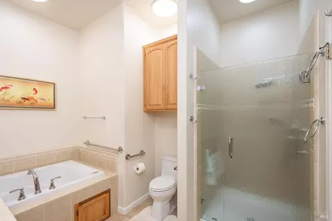 Bath - 1266 Eagle Dr, Windsor, CA 95492 photo 4 of 5