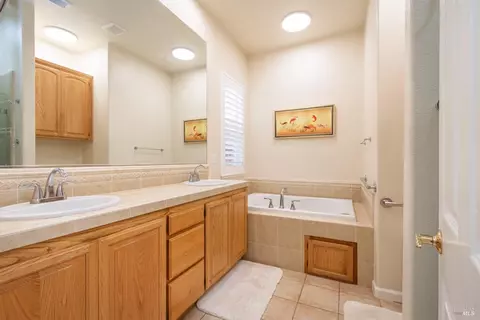 Bath - 1266 Eagle Dr, Windsor, CA 95492 photo 1 of 5