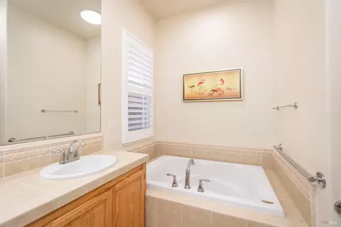 Bath - 1266 Eagle Dr, Windsor, CA 95492 photo 2 of 5
