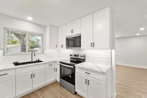 Kitchen - 324 San Andreas St, Fairfield, CA 94533 photo 4 of 6